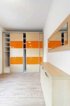 Встроенный шкаф с оранжевой вставкой