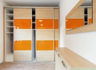 Встроенный шкаф с оранжевой вставкой